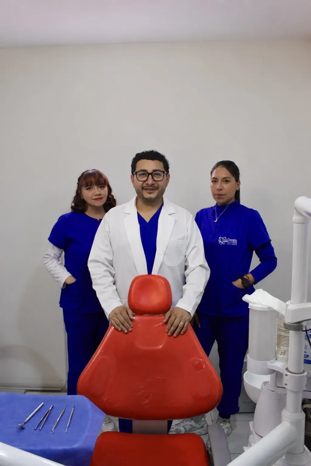 Dr. David Romero Morales y las asistentes en el consultorio